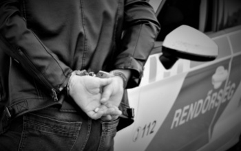 Belefutott a rendőrökbe a körözött tolvaj