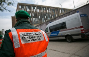 Egyre több áldozata van az adóhatóság nehézfegyverének