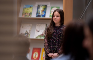 Fésűs Éva meséi elevenedtek meg a könyvtárban