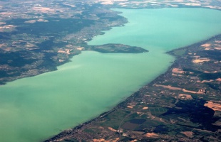 Repülőgépről kutat olaj után a Mol a Balaton térségében