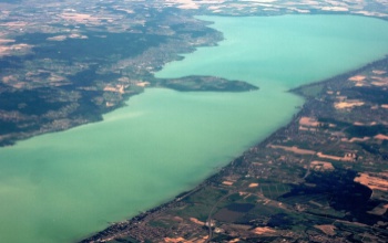 Repülőgépről kutat olaj után a Mol a Balaton térségében
