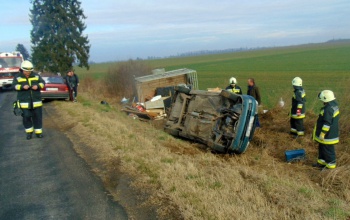 Utánfutóval borult az árokba, a rakomány szétszóródott