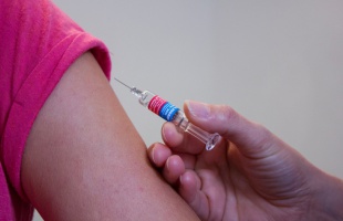 Péntekig lehet igényelni a HPV elleni védőoltást a 7. osztályos gyerekeknek