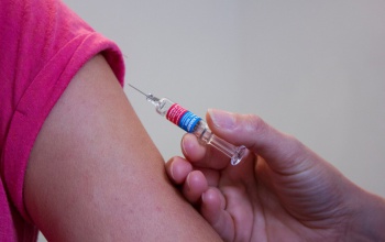 Péntekig lehet igényelni a HPV elleni védőoltást a 7. osztályos gyerekeknek