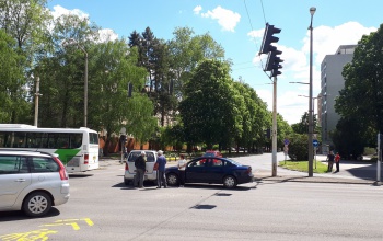 Két autó durrant össze a Honvéd csomóban