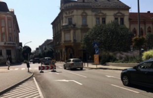 Mától nem lehet behajtani a Széchenyi tér felől a Fő utcába