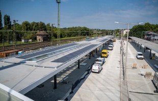 Napelemeket szereltek a közlekedési központ perontetőire