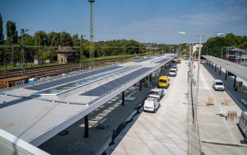 Napelemeket szereltek a közlekedési központ perontetőire