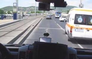 Elképesztő, hogyan száguld végig a fővároson egy mentőautó