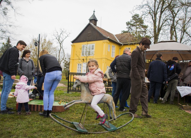 Az eső ellenére is sokan kilátogattak a Nárcisz ünnepre