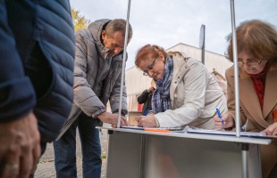 „Amellett teszünk hitet, hogy a békénél nincs jobb” – Kaposváron is gyűjtik az aláírásokat a háború ellen
