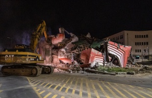 Kártyavárként dőlt össze a Petőfi téri üzletház - videó
