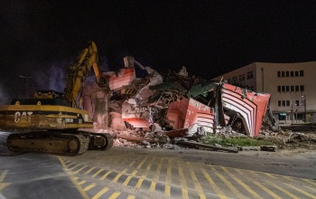 Kártyavárként dőlt össze a Petőfi téri üzletház - videó