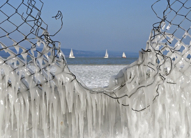 Reméljük, nem unja még a jeges Balatonról készült fotókat, mert hoztunk egy újabb csokrot