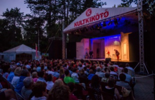 Díszelőadással indítja a szabadtéri színházi évadot a Kultkikötő