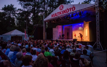 Díszelőadással indítja a szabadtéri színházi évadot a Kultkikötő
