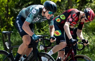 A rászoruló gyerekek támogatására hívják föl a figyelmet a Tour de Hongrie-n versenyző Team United Shipping csapattagjai