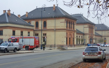 Bombariadó miatt kiürítették a vasútállomást és a buszpályaudvart