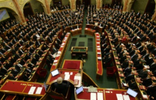 A népszavazási törvény módosítását tárgyalja a parlament