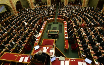 A népszavazási törvény módosítását tárgyalja a parlament