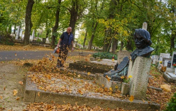 A temetőkben is készülnek a közelgő ünnepekre
