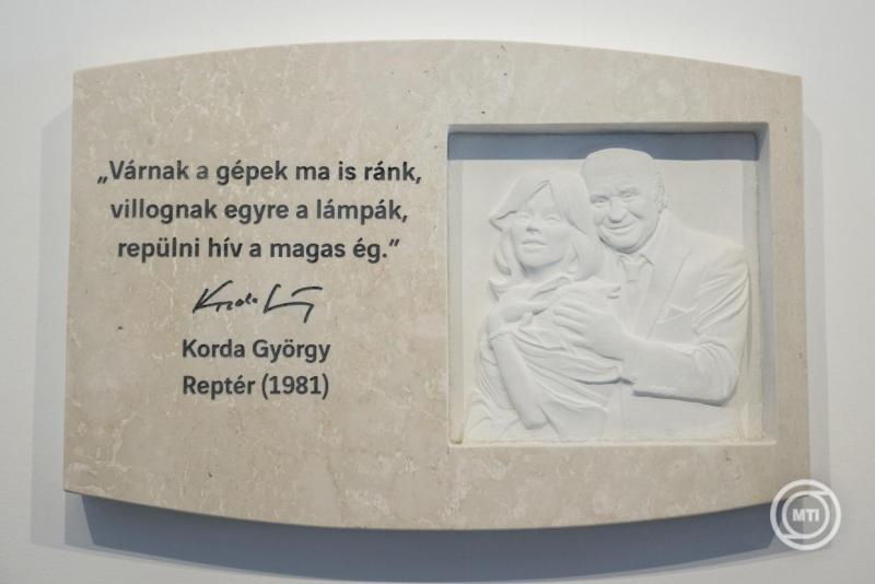 A Korda Györgyöt és Balázs Klárit ábrázoló dombormű (Fotó: MTI/Lakatos Péter)