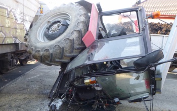 Fotókon a vonat által kettészakított traktor
