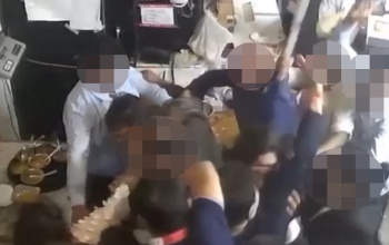 Egy belvárosi étteremben verték a férfit, majd elvették a telefonját
