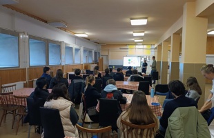 Drogprevenciós előadást tartottak a somogyi rendőrök a babócsai és barcsi iskolásoknak
