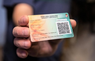 Lehet, hogy bevonják majd a védettségi igazolványokat a második oltást követő 6-7 hónap után