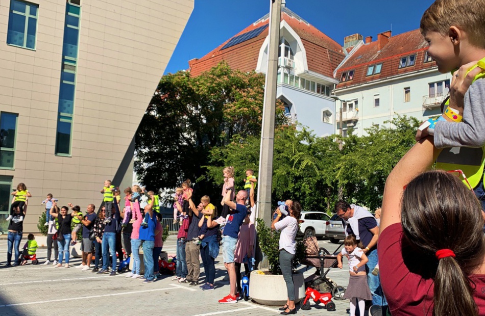 Felemelték a kaposvári gyerekeket a magasba