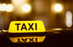 Januártól csak 10 évesnél fiatalabb autóval lehet taxizni