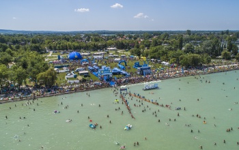 A balatoni régió csúcshete közeleg: Kékszalag, Balaton-átúszás, legendás fesztiválok