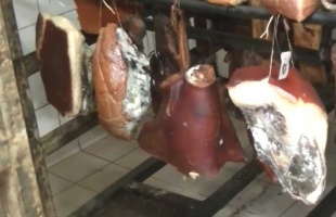 Megsemmisítették az árut egy kaposvári húsüzemben, be is záratták