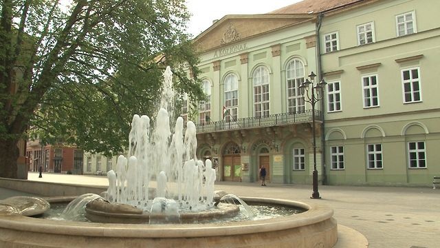 Aki belát a szökőkutak alá