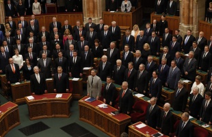 Az Országgyűlés elfogadta a 2019-es adótörvényeket - folytatódik az adócsökkentés