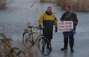 A nap hülyéje: jégbe szakadt kerékpárost mentettek a Balatonon
