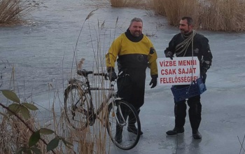 A nap hülyéje: jégbe szakadt kerékpárost mentettek a Balatonon
