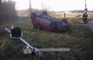 Letarolta a vasúti jelzőlámpát, majd fejreállt