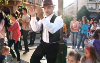 Felemás májusfa kitáncolás a Kossuth téren