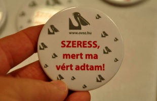 Vérükkel segítettek a Vöröskeresztnél