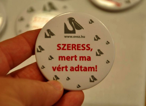 Vérükkel segítettek a Vöröskeresztnél