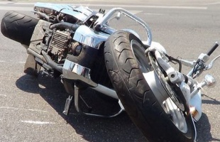 Motoros és kamion ütközött