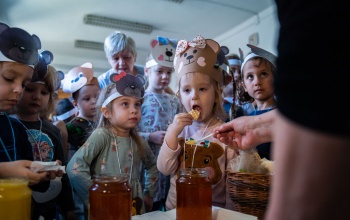 Mézkóstolás és óriáspanda várta az ovisokat