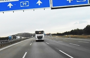 Kamion tolatott az autópályán?!