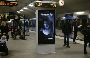 A metró érkezésekor megmozdul a plakát