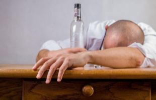 Meglepő eredményre jutottak a tudósok - ezért nem lenne szabad alkoholt inniuk a fiataloknak