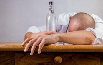 Meglepő eredményre jutottak a tudósok - ezért nem lenne szabad alkoholt inniuk a fiataloknak