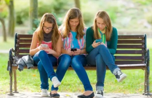 Tényleg többet lógnak az iskolából az internethasználó kamaszok?
