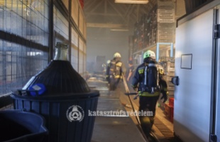 Életmentés, gázpalackok és egy nádtetős étterem – valóságos tűzhelyzetet modelleztek Rádpusztán